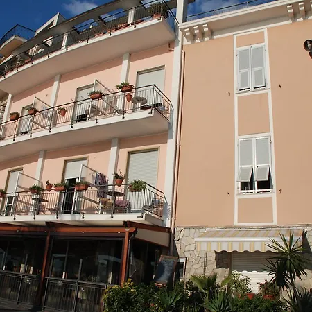 Hotell Albium 2*